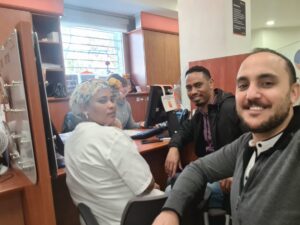 יהודה כהן יועץ משכנתאות עם זוג לקוחות בסניף בנק - חתימה על משכנתא