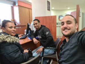 יהודה כהן יועץ משכנתאות עם לקוחות בסניף בנק - סגירת עסקת משכנתא