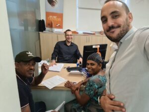 יהודה כהן יועץ משכנתאות עם לקוחות בסניף בנק - סגירת עסקת משכנתא