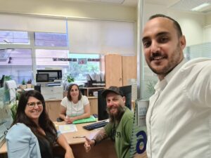 יהודה כהן יועץ משכנתאות עם לקוחות בסניף בנק - פגישת חתימה על משכנתא