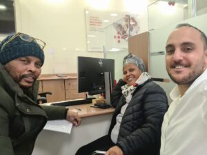 יהודה כהן יועץ משכנתאות עם לקוחות בסניף בנק - סגירת עסקת משכנתא