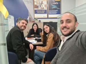 יהודה כהן, יועץ משכנתאות, בפגישת ייעוץ עם לקוחות במשרד ידע ייעוץ משכנתאות