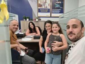 יהודה כהן, יועץ משכנתאות, בפגישת ייעוץ עם משפחה במשרד ידע ייעוץ משכנתאות