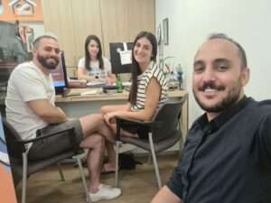 יהודה כהן, יועץ משכנתאות, בפגישת ייעוץ עם לקוחות במשרד ידע ייעוץ משכנתאות